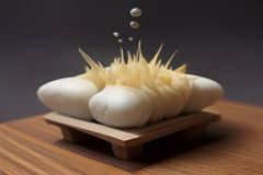 妈妈做弓步蹲配合手臂波浪动作，右脚前弓步，双臂做连续波浪，展示韵律操下肢力量训练动作